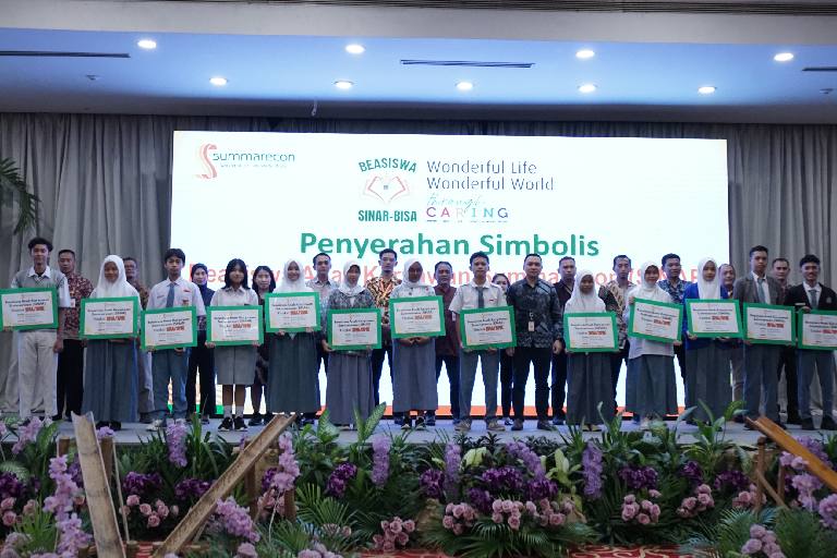 Providing Scholarships as Summarecon's Commitment to Support Education 