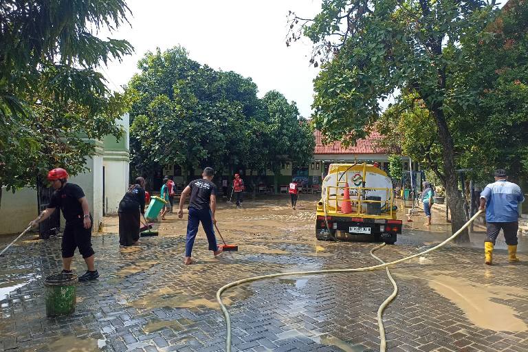 Summarecon Bekasi Clean-up Action After Flooding in Bekasi City