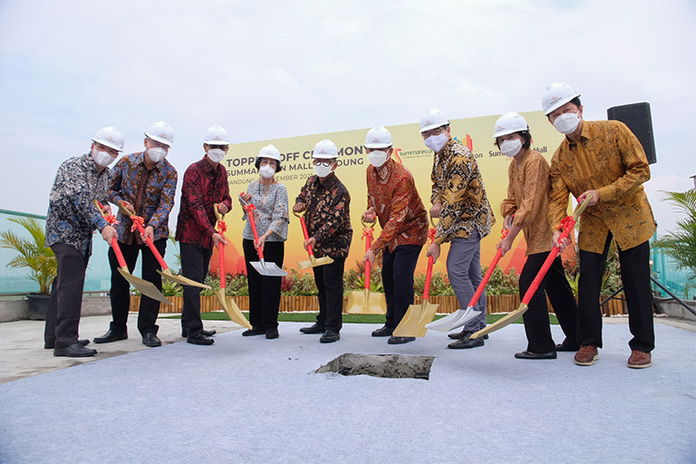 gallery/4271/SA-News-Topping-Off-Summarecon-Mall-Bandung-1.jpg